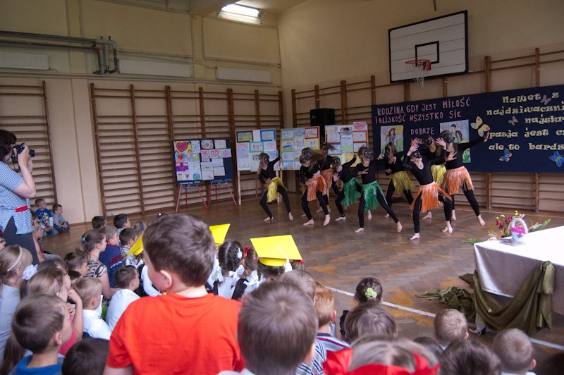 Występ zespołu Sardian w Szkole Podstawowej w Jeżowem Centrum