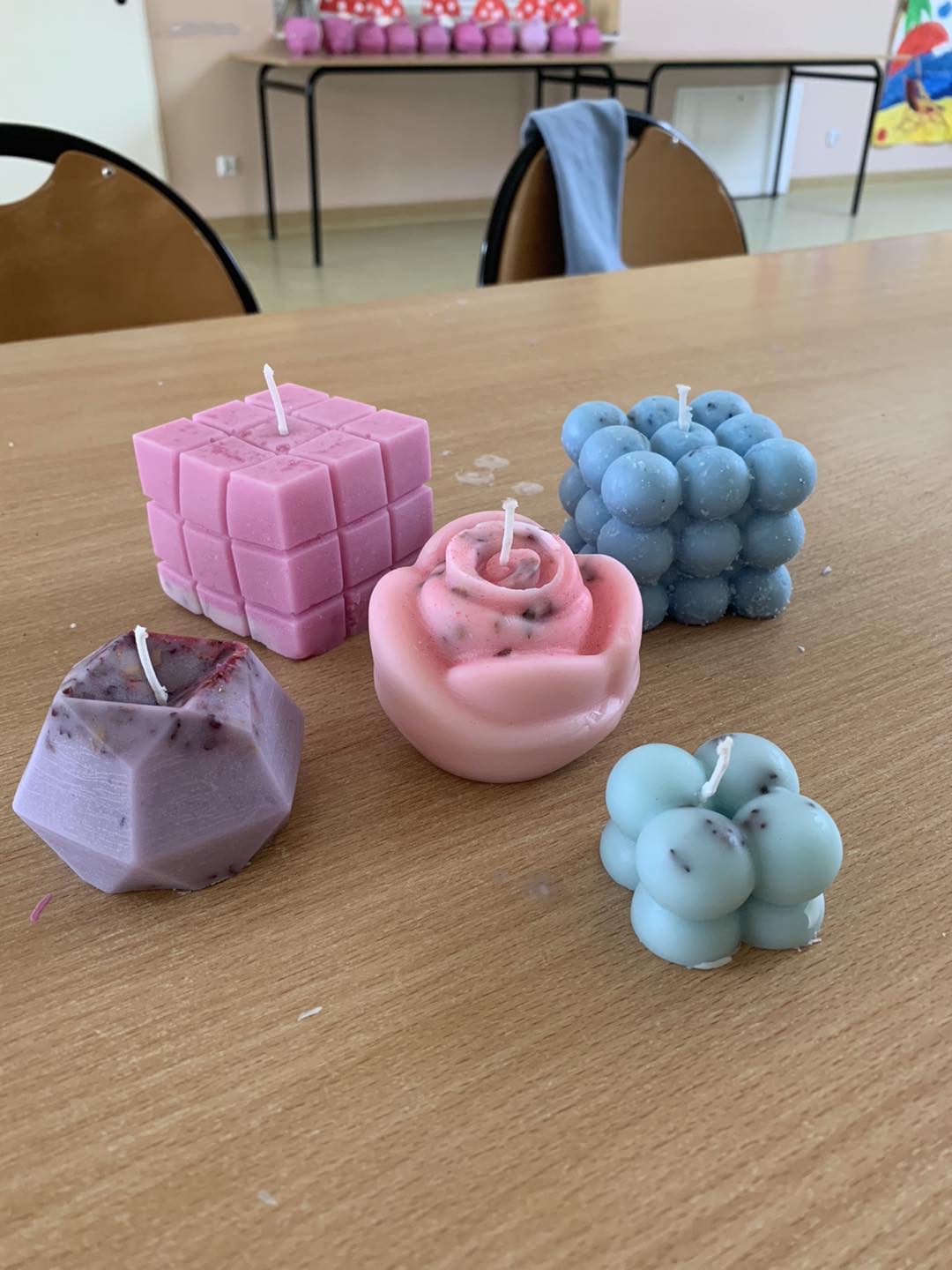 Zajęcia z robienia świec na Dzień Taty