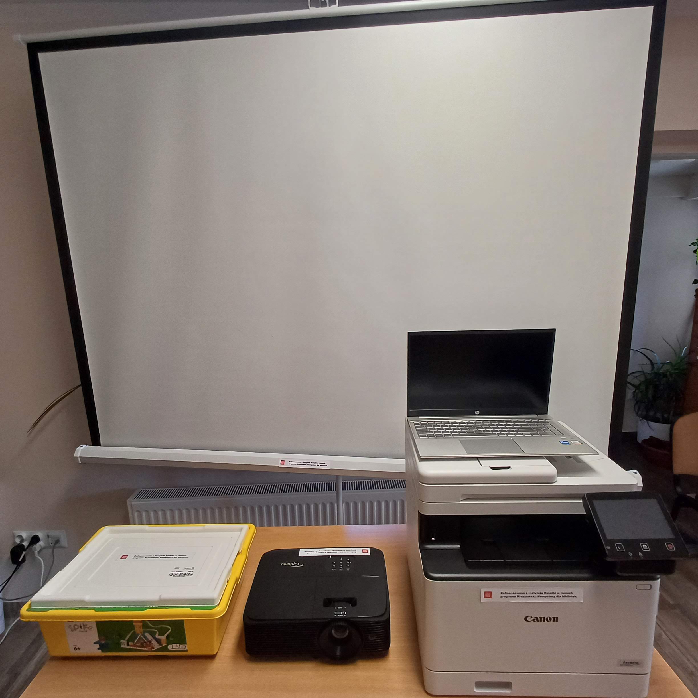 Przekazanie sprzętu do Biblioteki Publicznej w Nowym Narcie