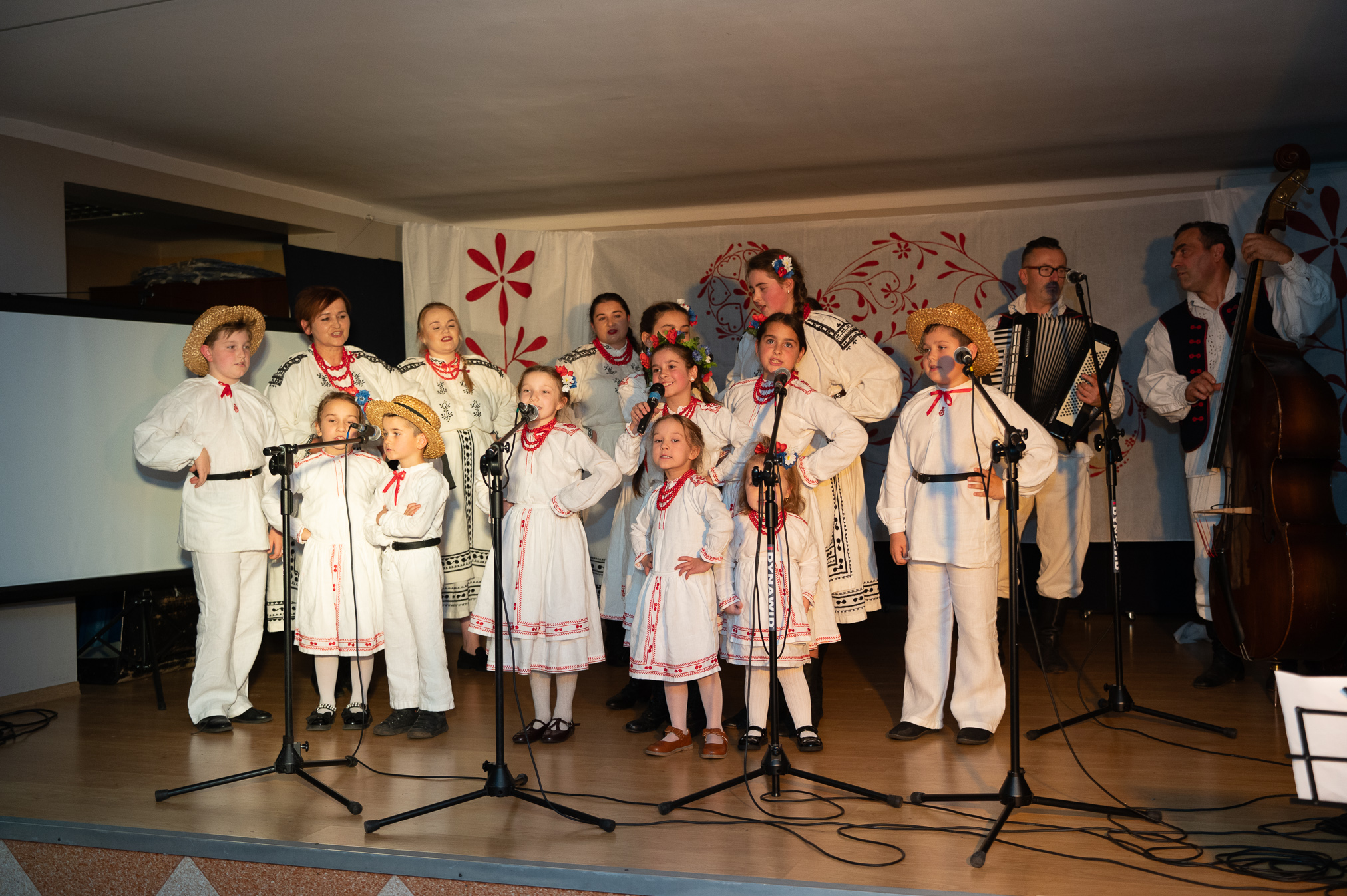 562326556 1237288985093157 7936443301268884764 N