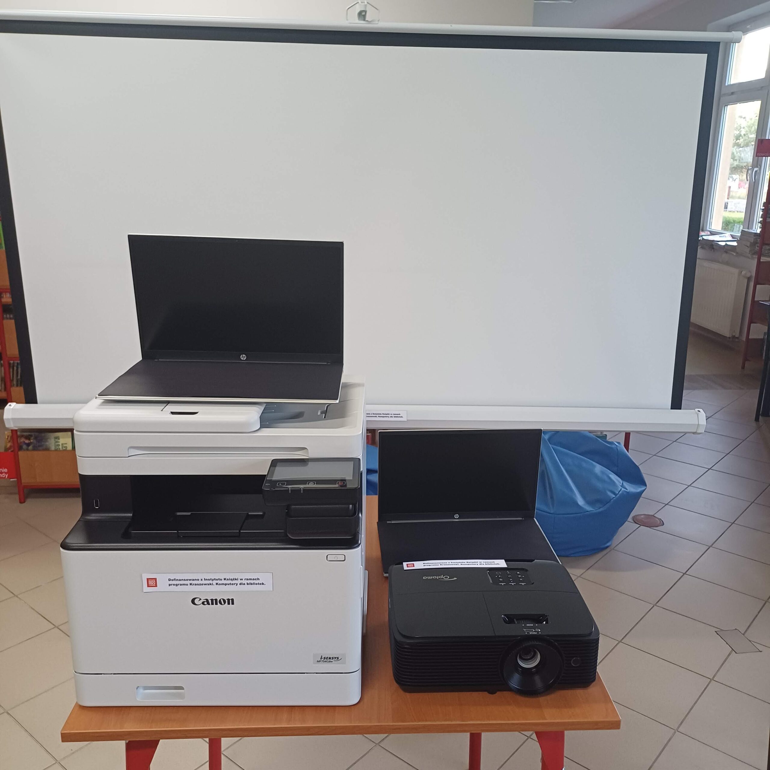 Przekazanie sprzętu do Biblioteki Publicznej w Jeżowem