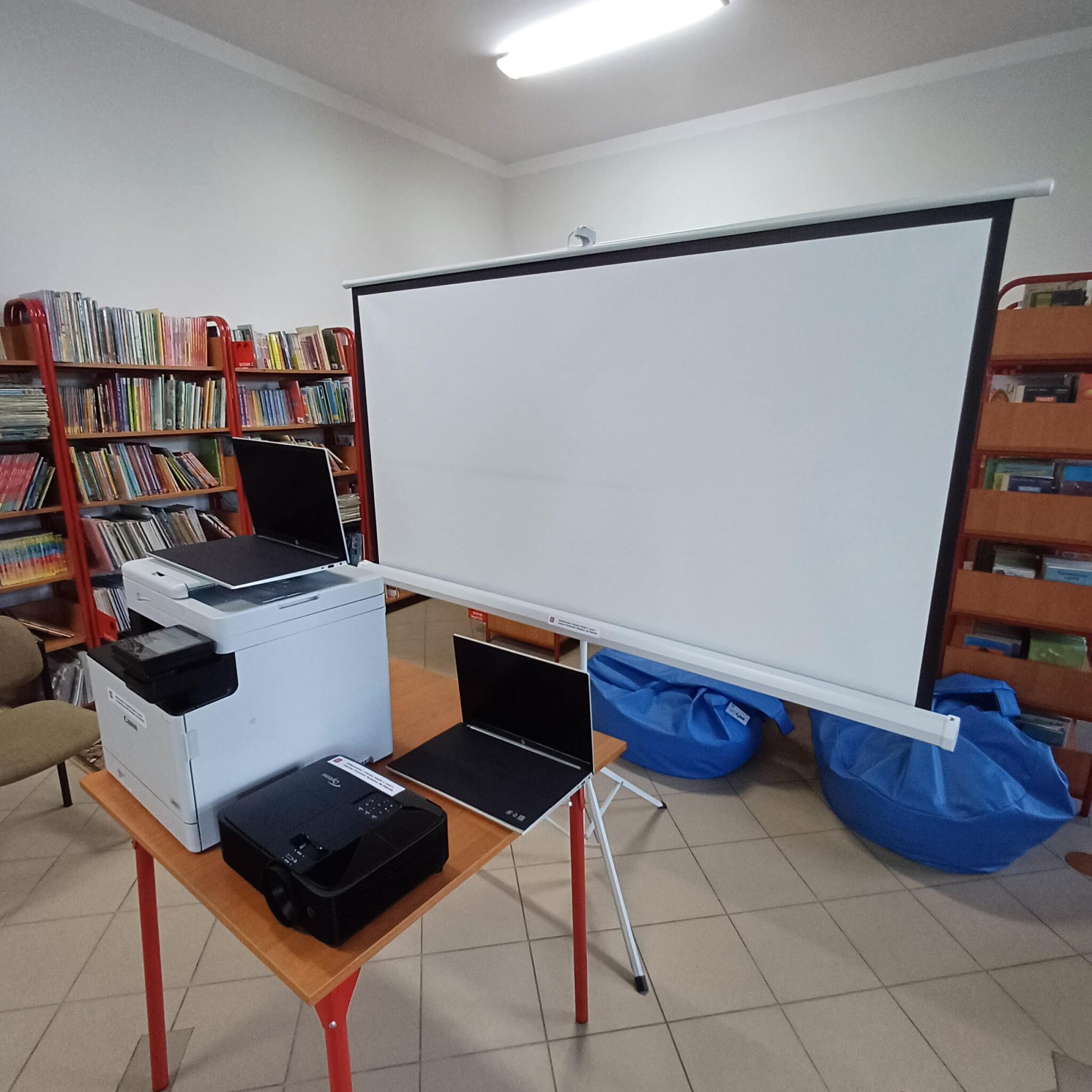 Przekazanie sprzętu do Biblioteki Publicznej w Jeżowem